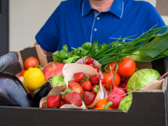 repartidor-sosteniendo-caja-verduras