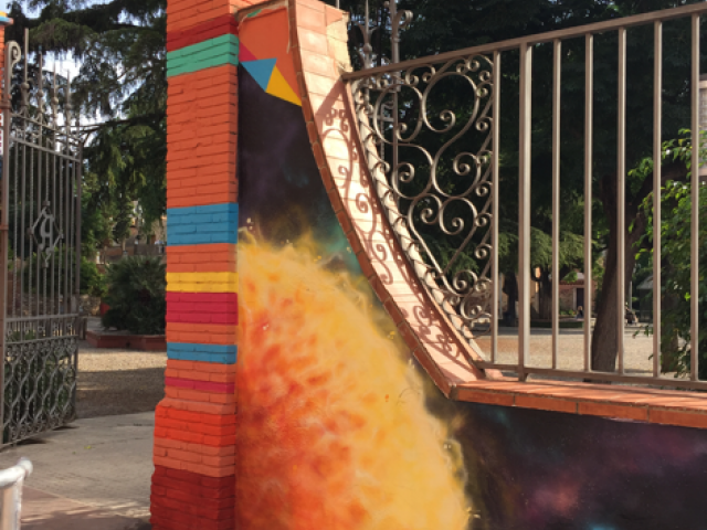 Mural de la façana del Jardí Magdalena Modolell pel carrer del Sol