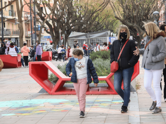 Familia passejant a la rambla de Viladecans