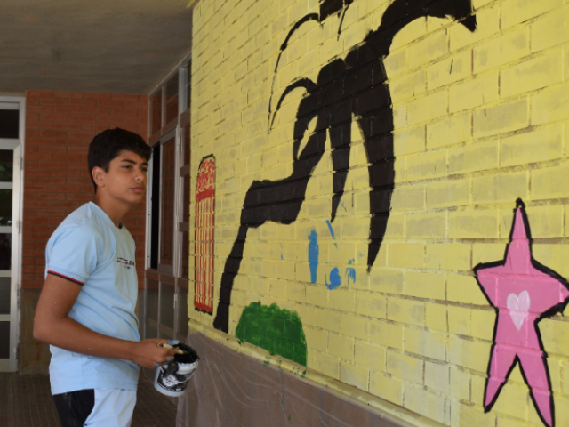 Juanito Cortés pintant el mural