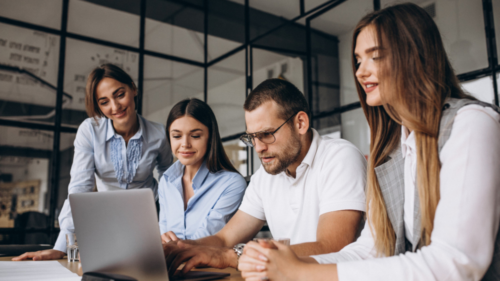 Grupo de personas trabajando con ordenador