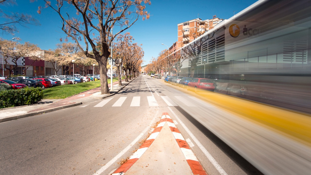 autobus recorre la ciutat