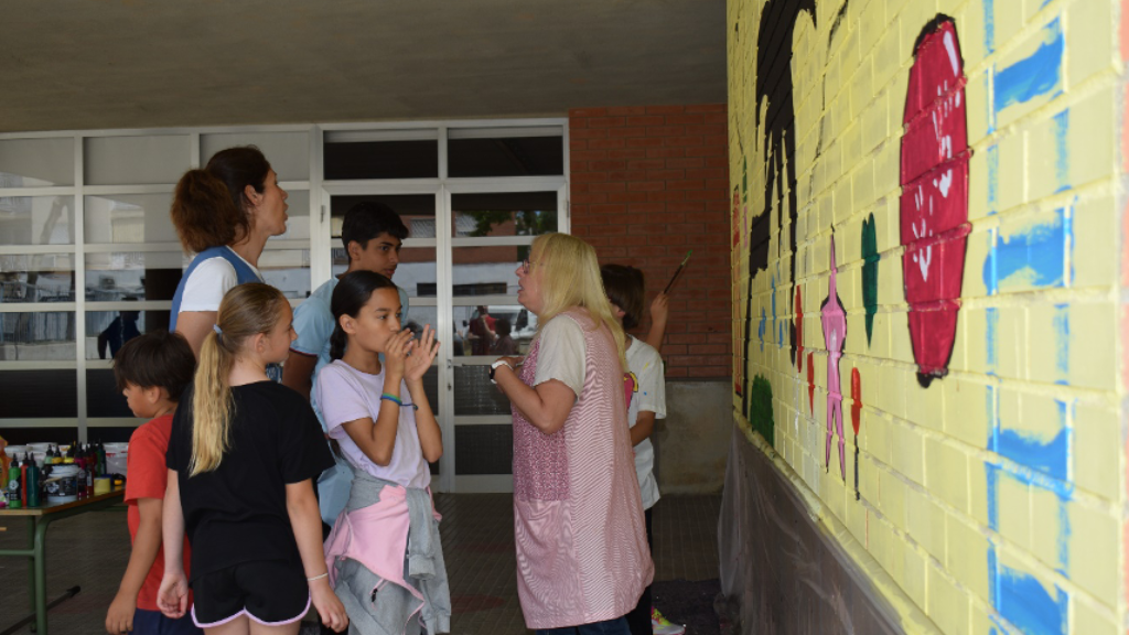 Alumnat i mestres amb Juanito Cortés a l'Escola Can Palmer