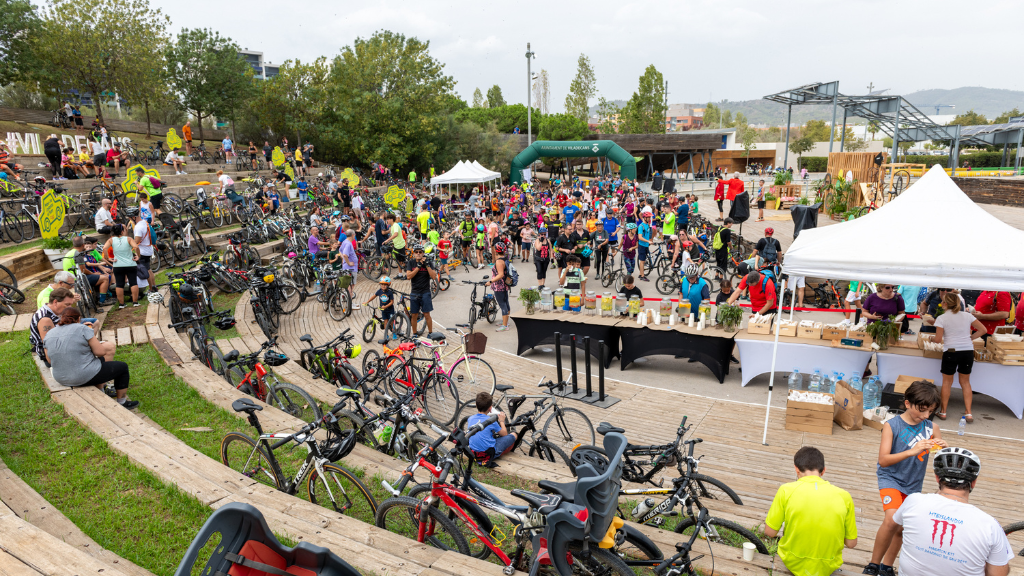 Les persones participants gaudiran d’un refrigeri i prendran part del sorteig de dues bicicletes plegables i cinc lots formats per llums per a la bicicleta, timbre i cadena 