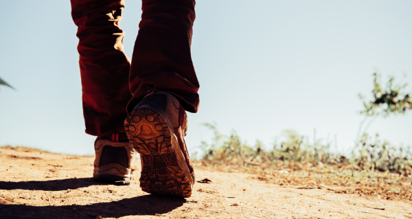 Persona caminant per la muntanya