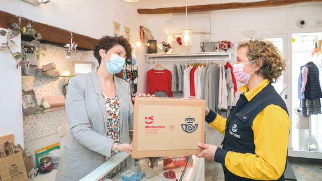 Comerciant fa entrega de paquet a Correos