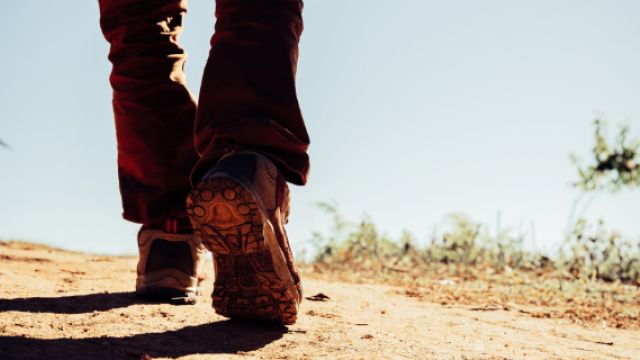 Persona caminant per la muntanya