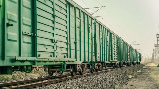 visió lateral d'un tren de mercaderies