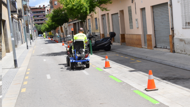 Operarios pintando la zona verde en Barri de Sales