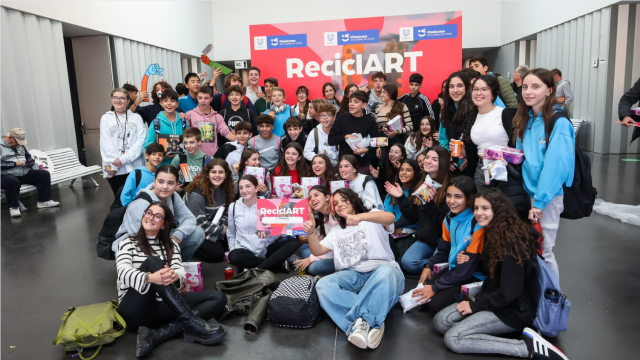 Els i les alumnes de secundària a la ciutat, celebrant la distinció